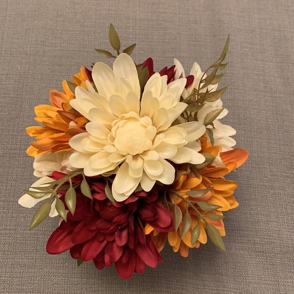 Beautiful Faux Floral Arrangement - Picture 5 of 9